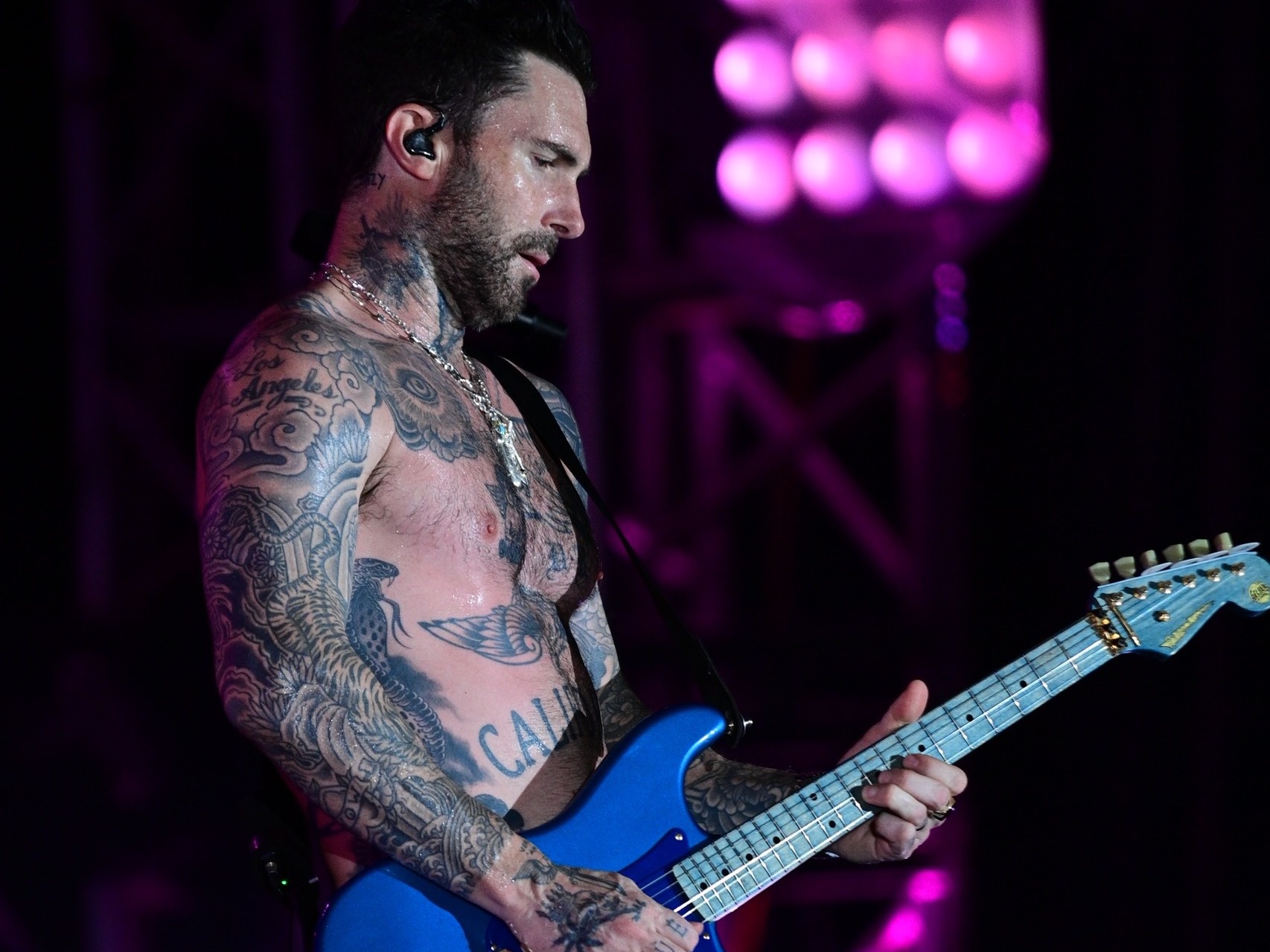 Khong don gian de co Maroon 5, BlackPink o Viet Nam hinh anh