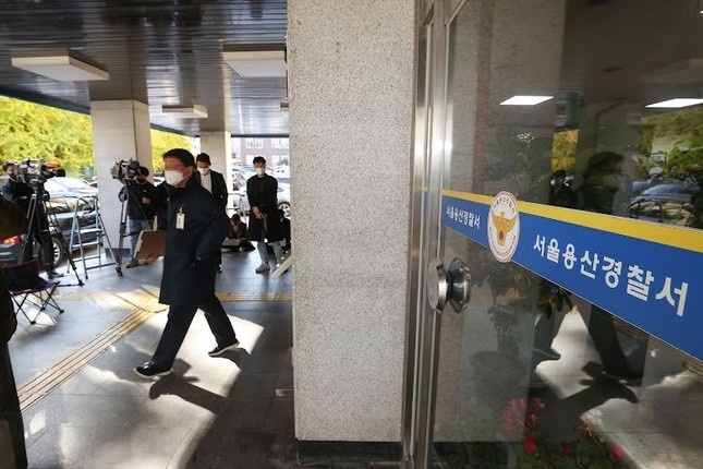 Danh tinh nam than tuong Han quay len canh giuong chieu voi ban gai hinh anh