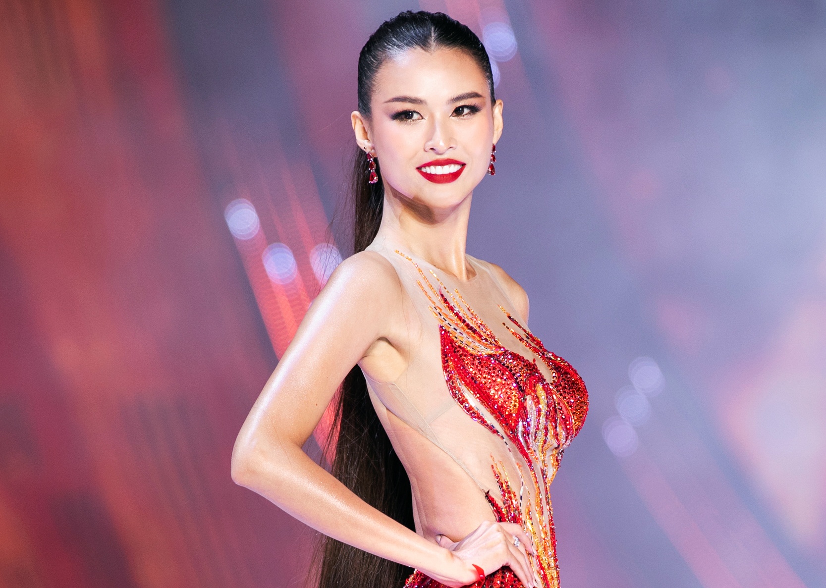 Vay xuyen thau cua Cao Thien Trang gay tranh cai o HH Hoan vu Viet Nam hinh anh