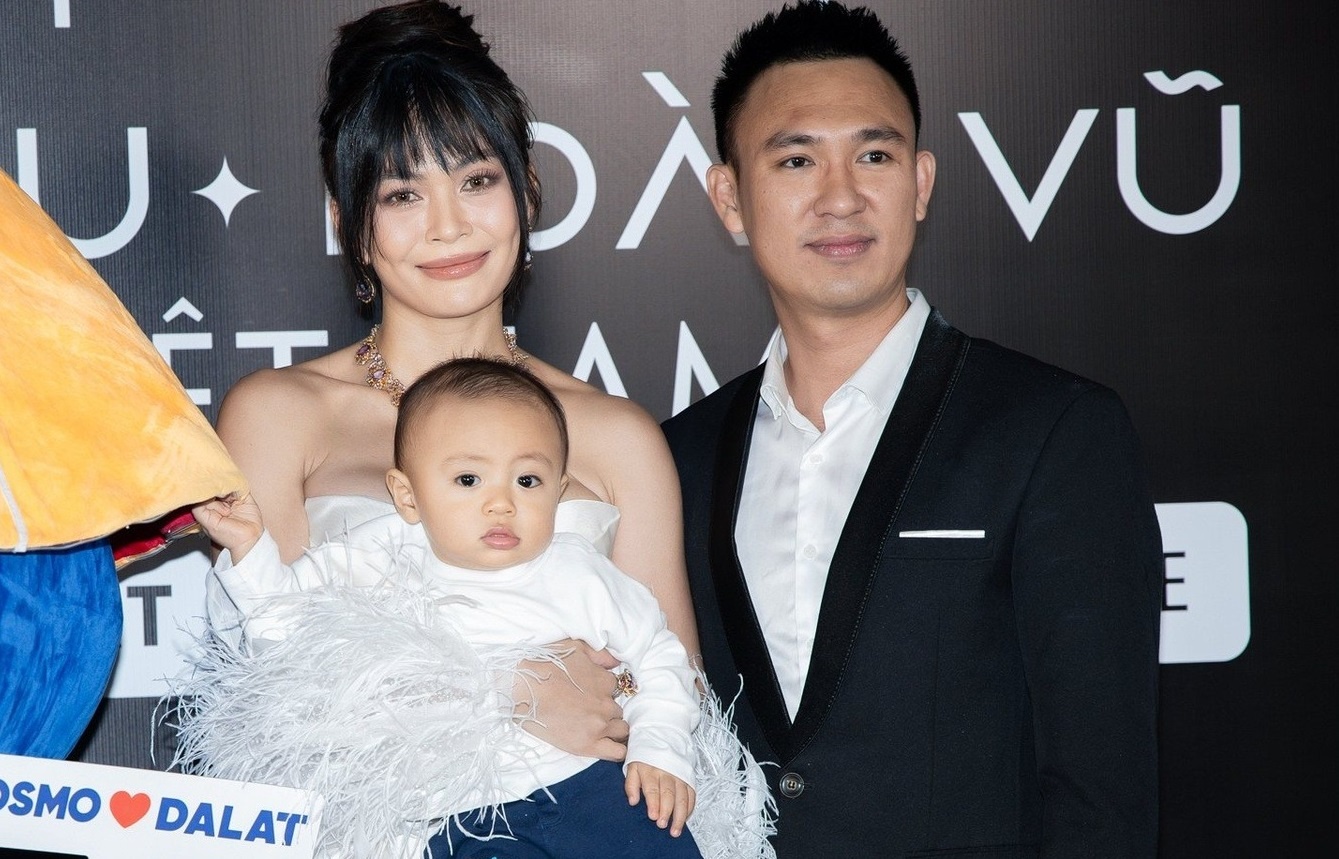 A hau Mau Thuy dua chong con len tham do hinh anh