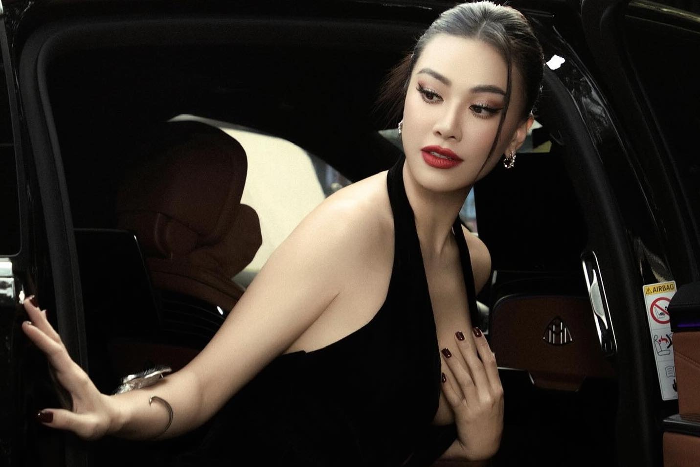 Vi sao nhieu nguoi dep bo danh hieu a hau? hinh anh