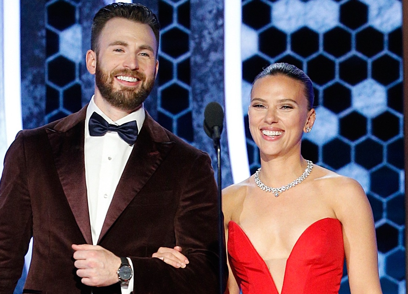 Ai mac dep nhat tham do Qua cau Vang hinh anh