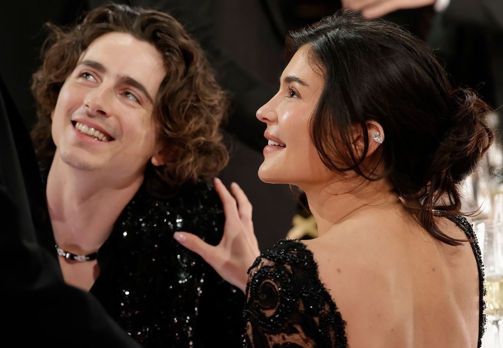 Nguoi dan ong dien trai nhat 2023 khoa moi ban gai o Qua cau Vang 2024 hinh anh