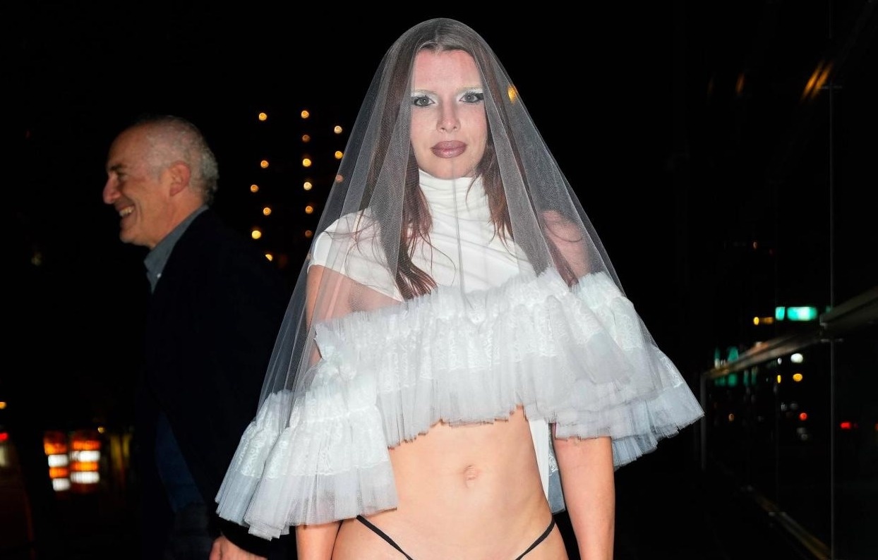 Julia Fox gay soc voi vay cuoi ho noi y hinh anh