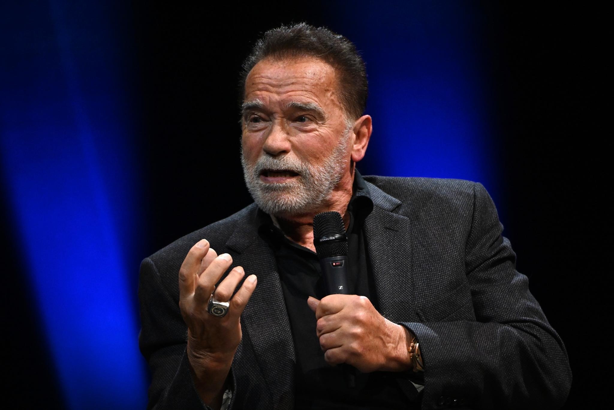 'Ke huy diet' Arnold Schwarzenegger bi giu o san bay hinh anh