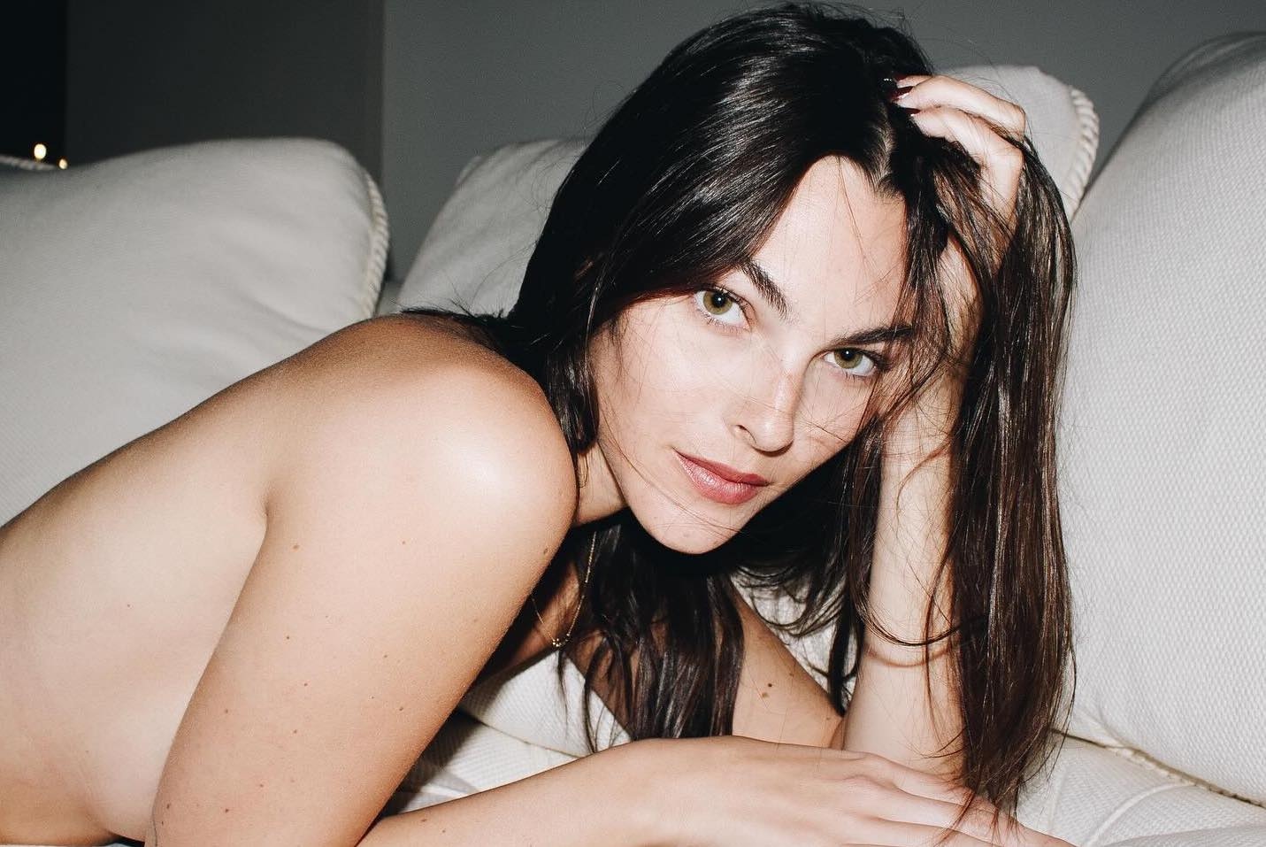 Anh ban nude cua ban gai Leonardo DiCaprio hinh anh