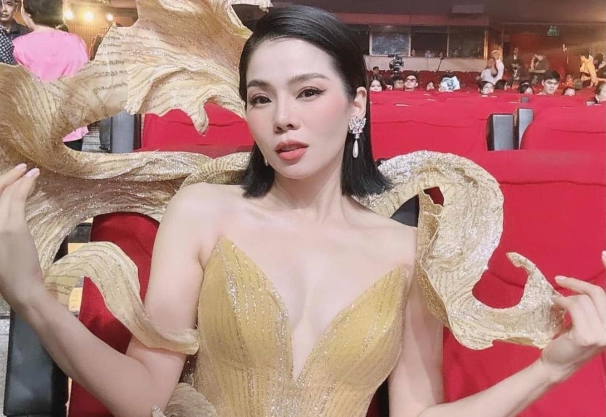 Le Quyen gay tranh cai vi cuop loi MC o Lan song xanh hinh anh