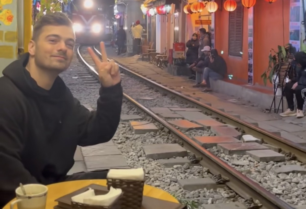 DJ hang dau the gioi check-in pho duong tau Ha Noi hinh anh