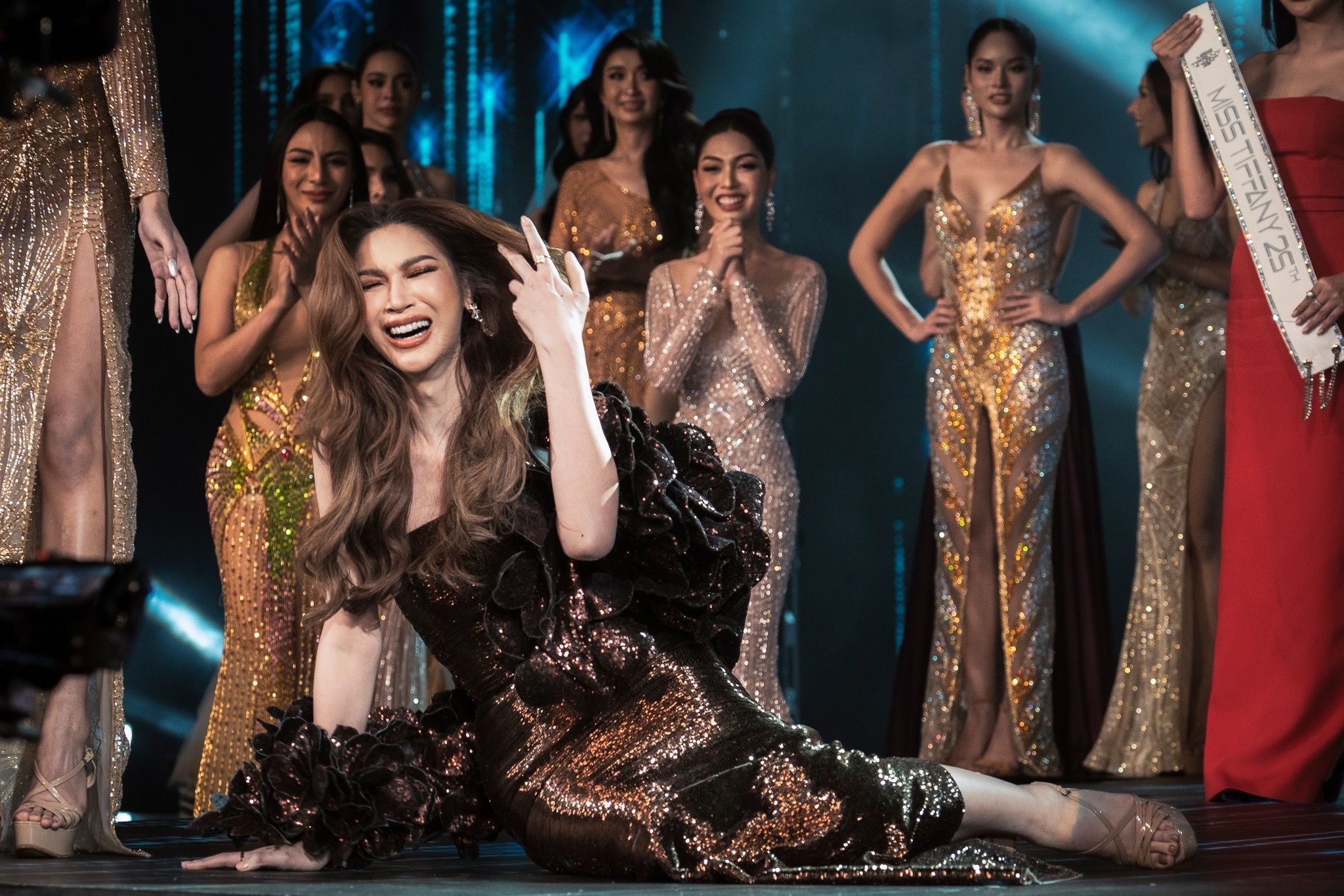 Hoa hau Chuyen gioi Thai Lan 2024 nga lan ra san khau hinh anh