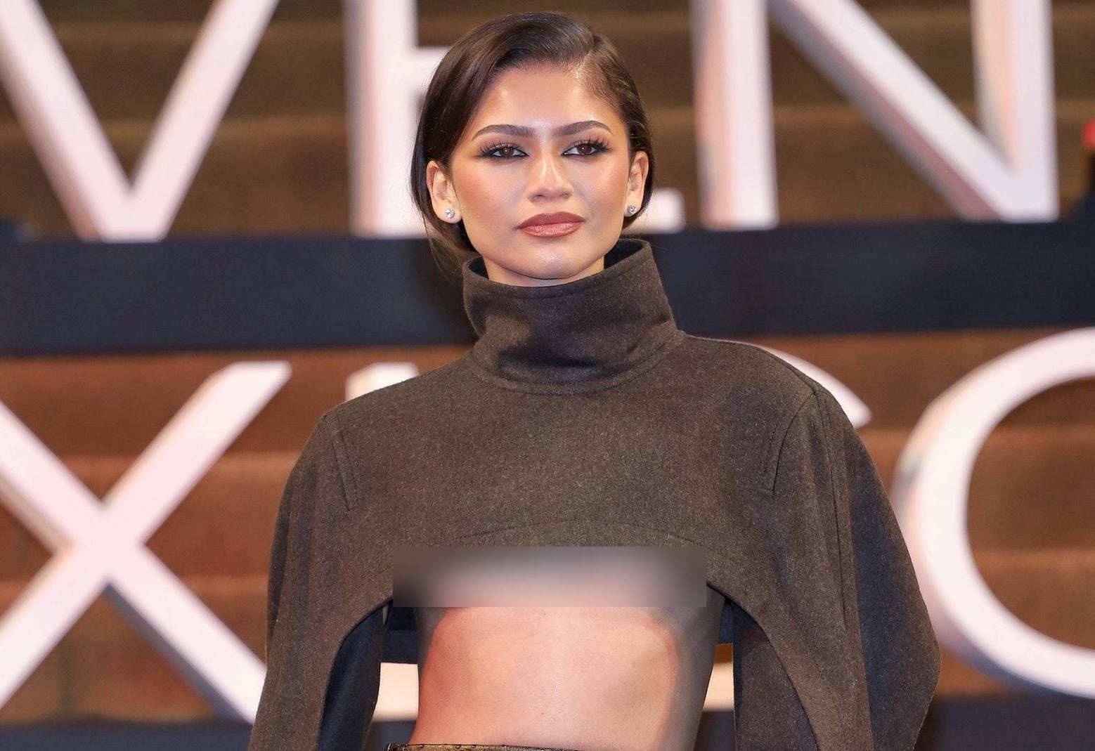 Ban gai 'Nguoi Nhen' mac tao bao tren tham do ra mat phim hinh anh