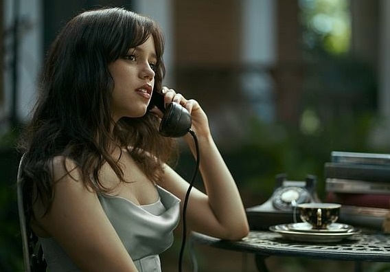 Canh nong cua sao 'Wednesday' trong phim moi bi che tho thien hinh anh