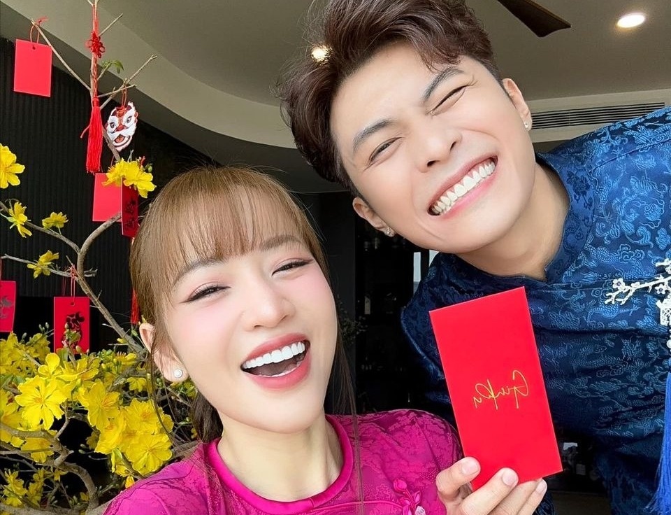 Sao Viet di chua, chuc Tet gia dinh ngay dau nam hinh anh