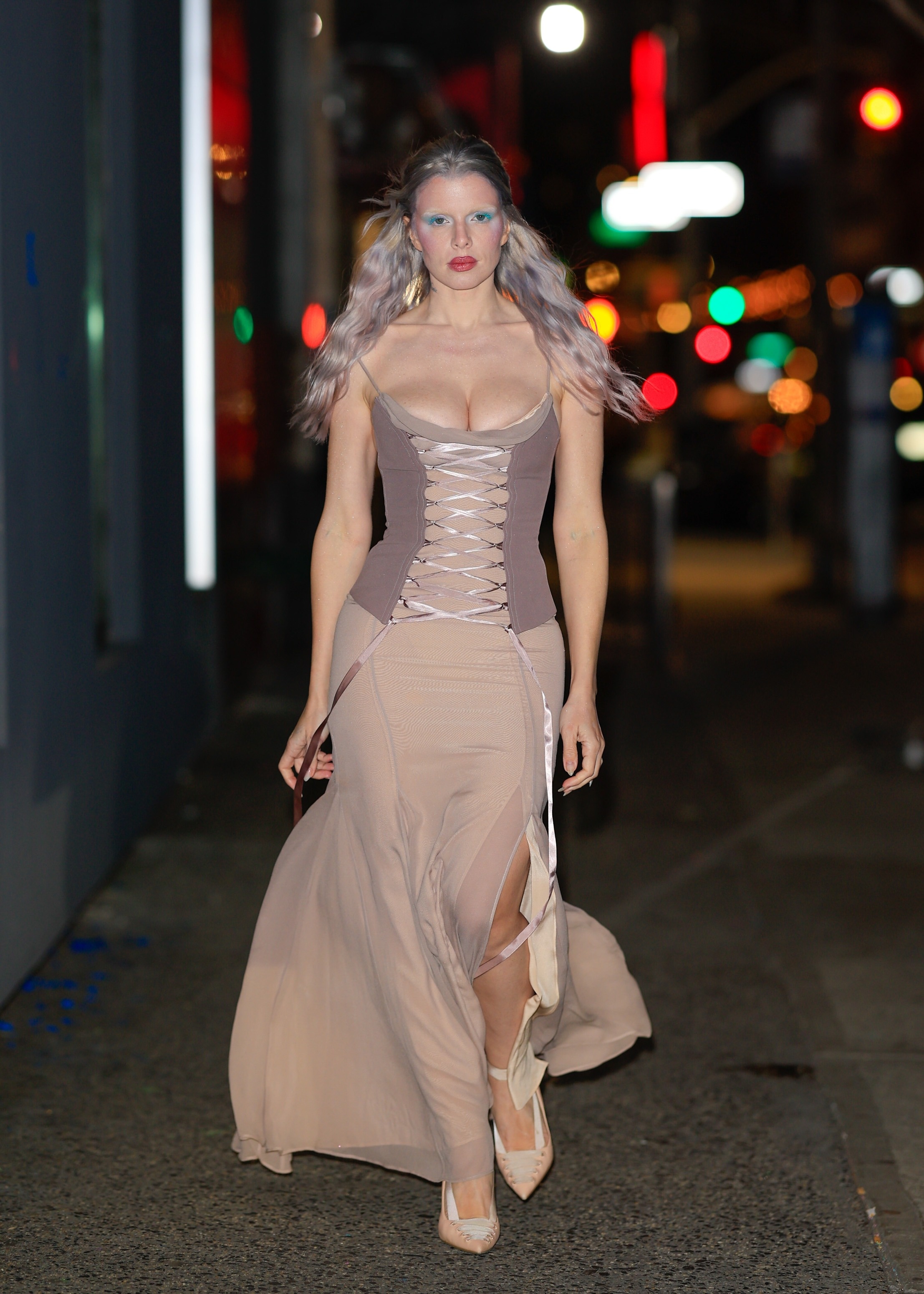 Julia Fox hở bạo ảnh 1 Julia Fox ho bao anh 1