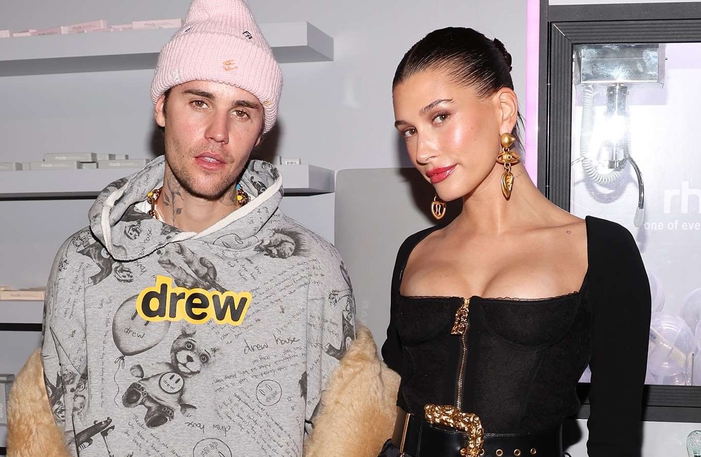 Hailey Bieber phan ung khi bi don ngoai tinh hinh anh