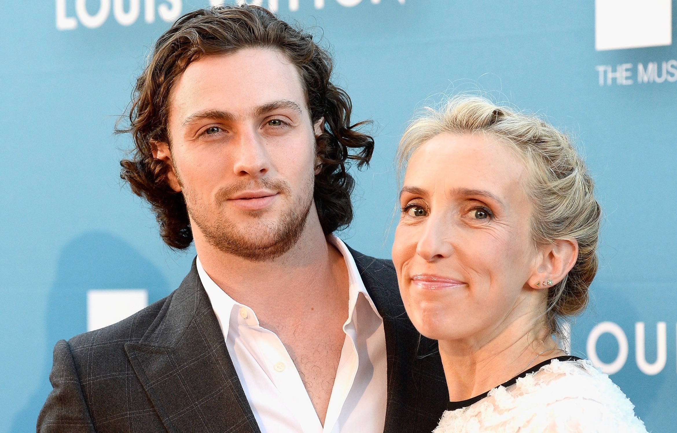 Vo hon 23 tuoi cua James Bond moi noi gi ve chong? hinh anh