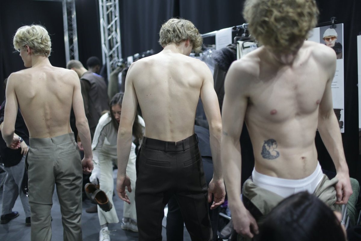 Nguoi mau nam bi quay roi tinh duc hinh anh