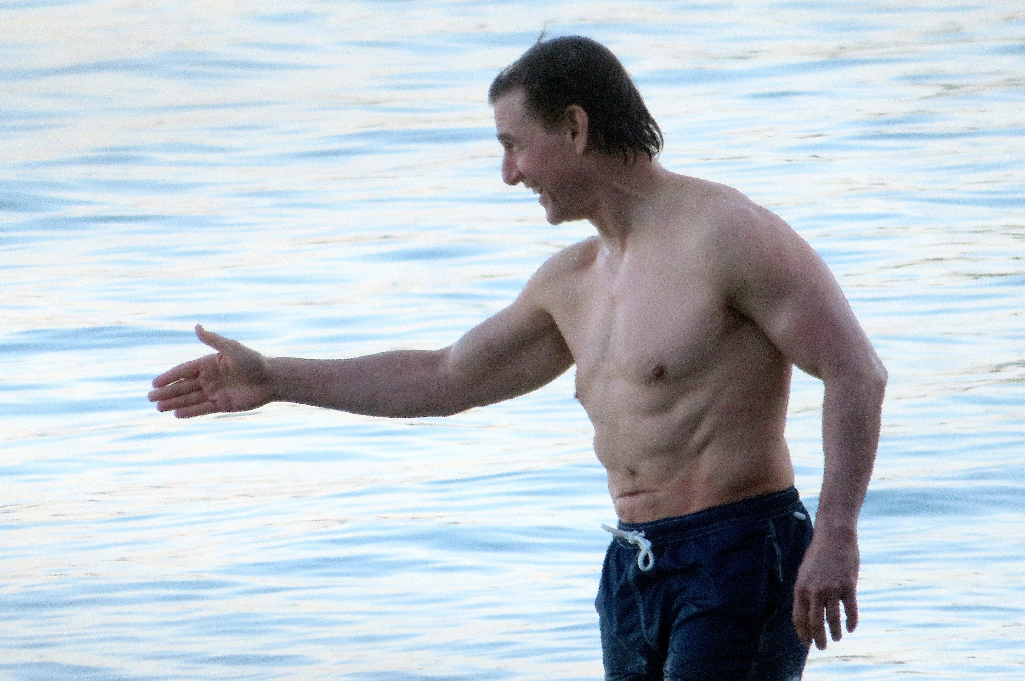 Tom Cruise khoe body anh 1