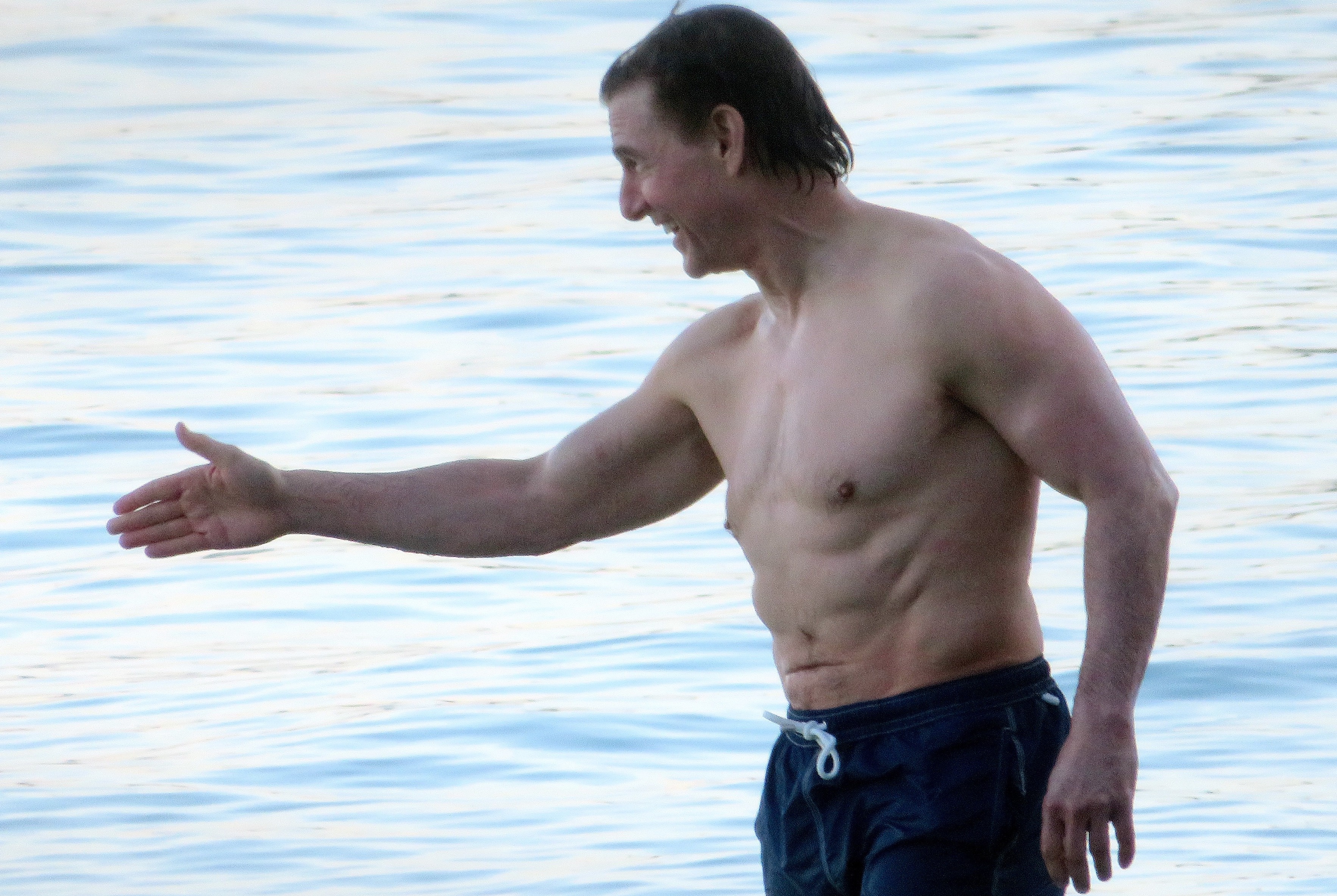 Tom Cruise khoe body o tuoi 62 hinh anh