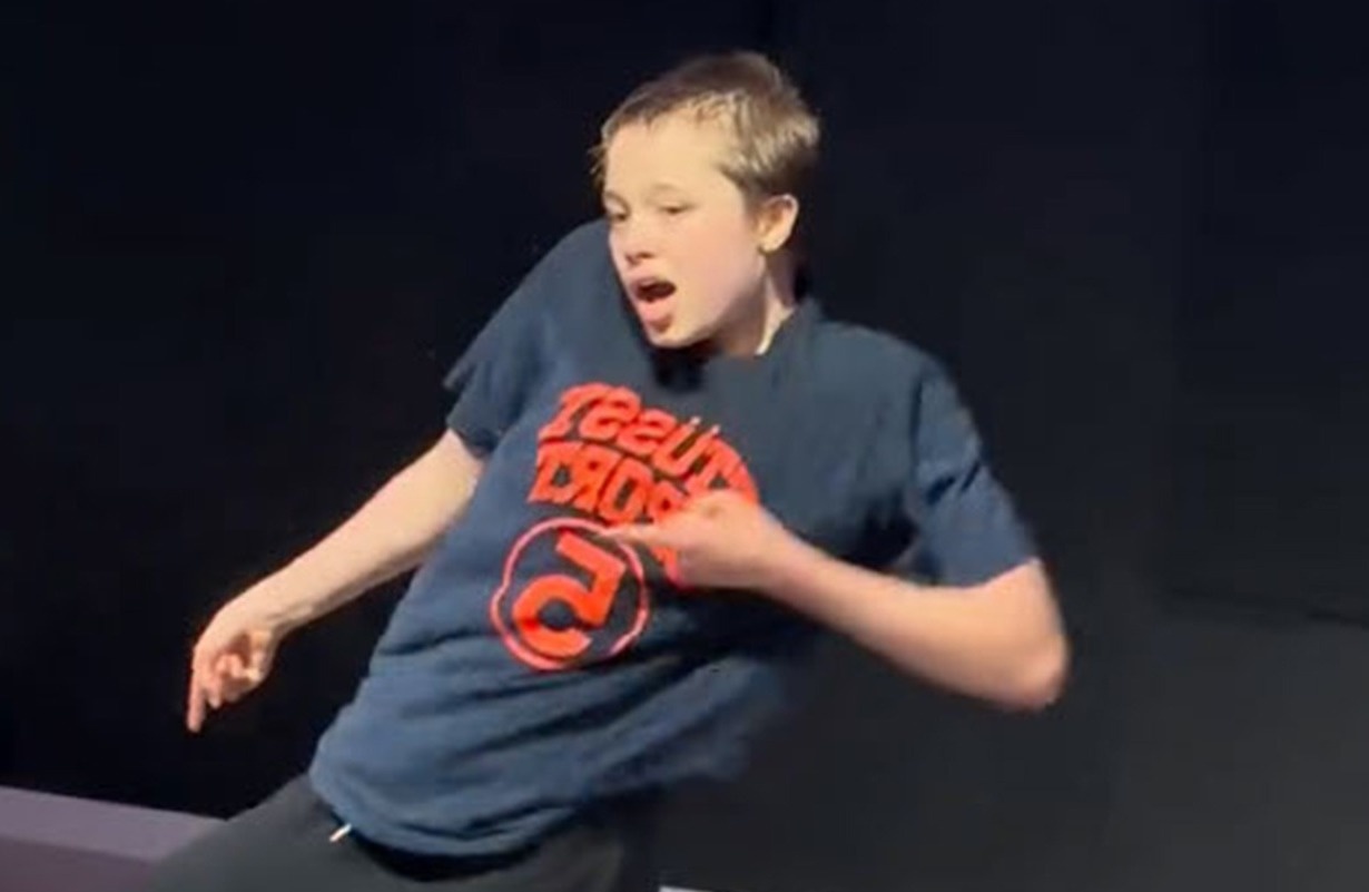 Shiloh Jolie-Pitt gay chu y hinh anh