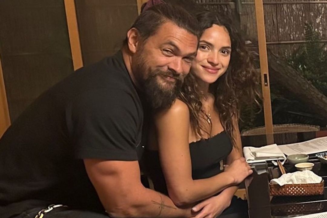 'Aquaman' Jason Momoa cong khai ban gai hinh anh