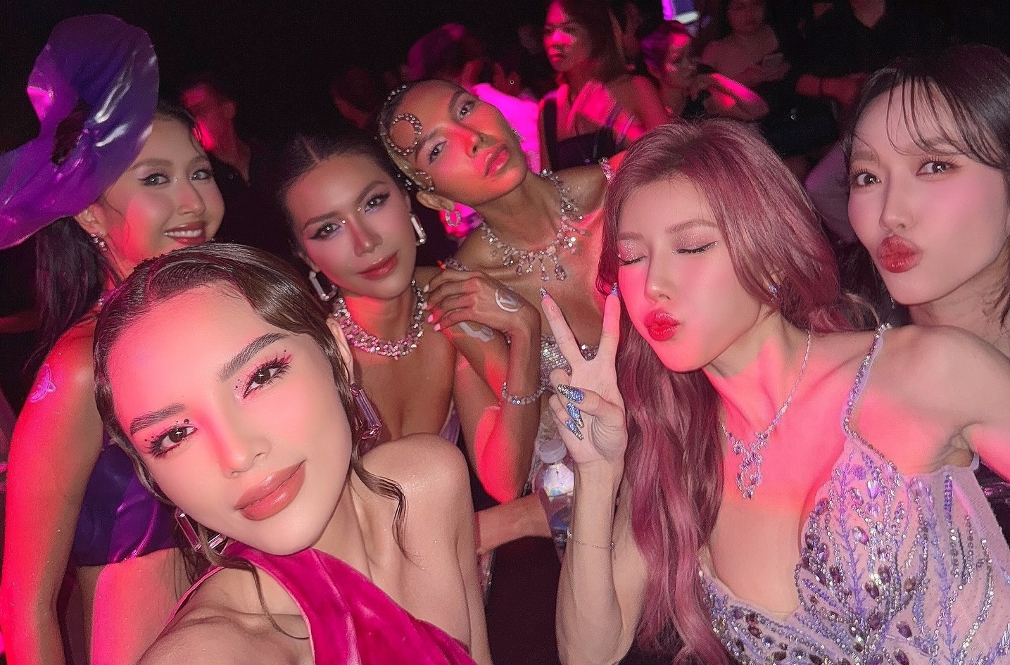 Ky Duyen, Minh Trieu gay chu y khi chung khung hinh hinh anh