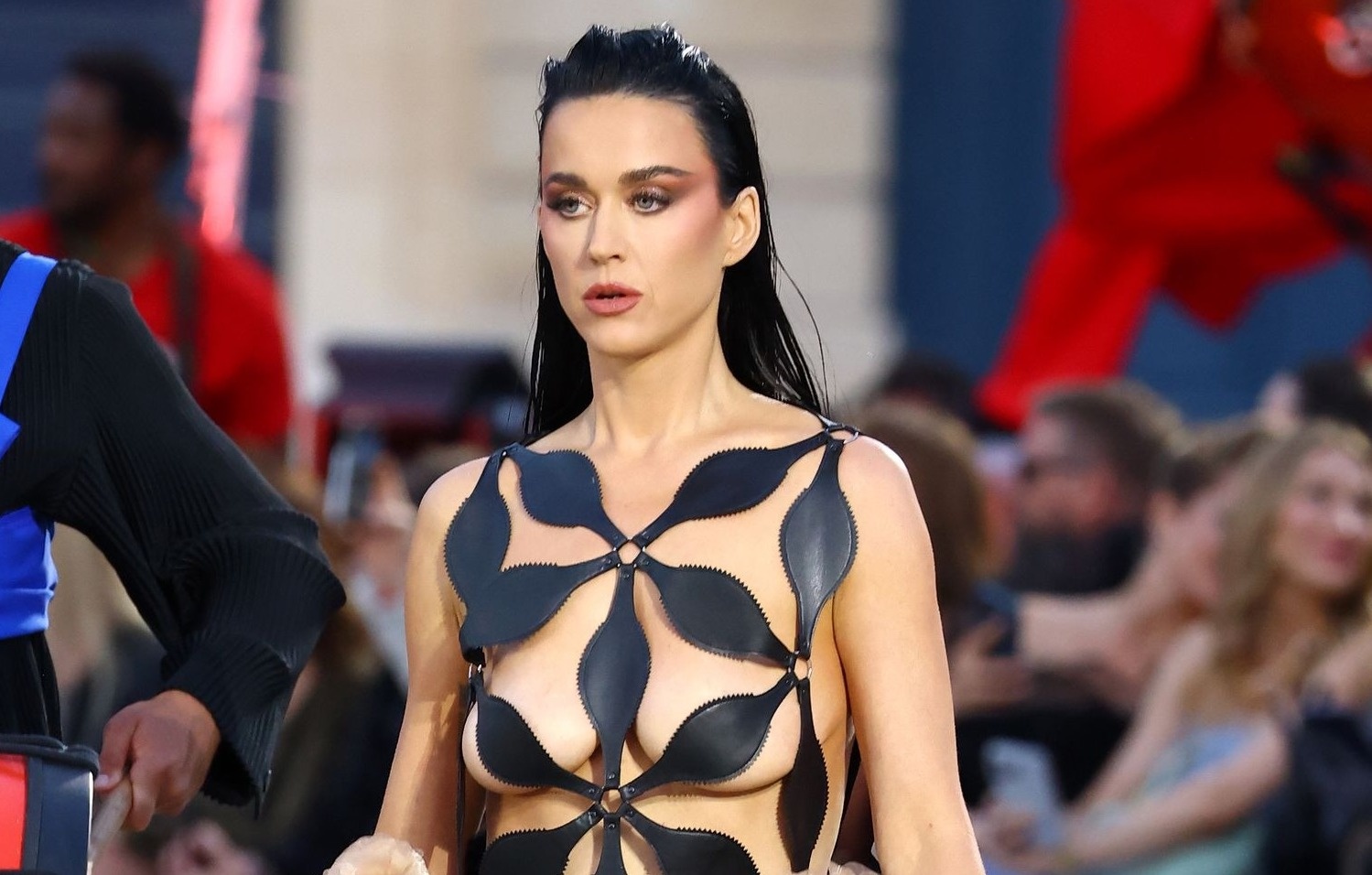 Katy Perry gay tranh cai voi mot 'mac nhu khong' hinh anh