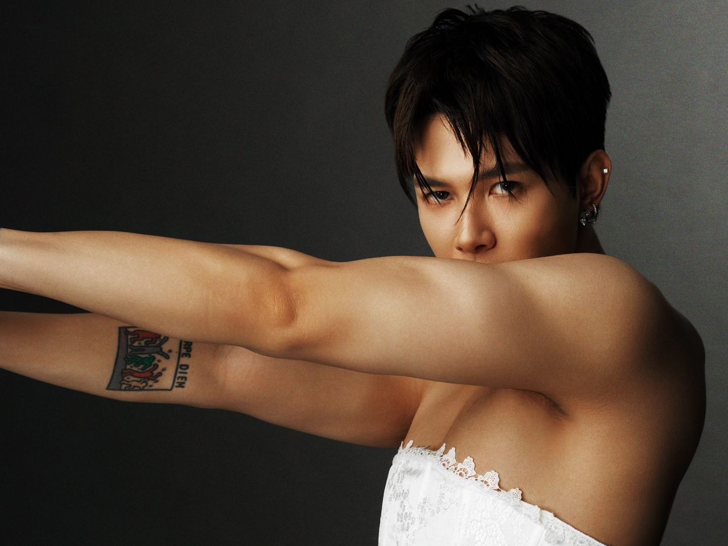 Anh Tu gay ban tan khi mac corset hinh anh