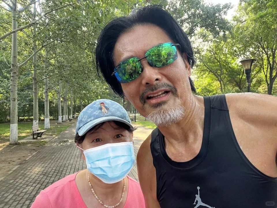 Ngoai hinh o tuoi 69 cua Chau Nhuan Phat hinh anh