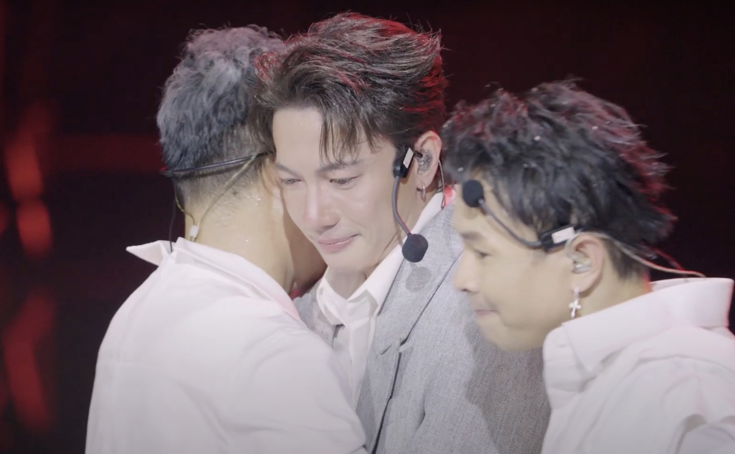 Loi xin loi cua S.T Son Thach gay xuc dong hinh anh