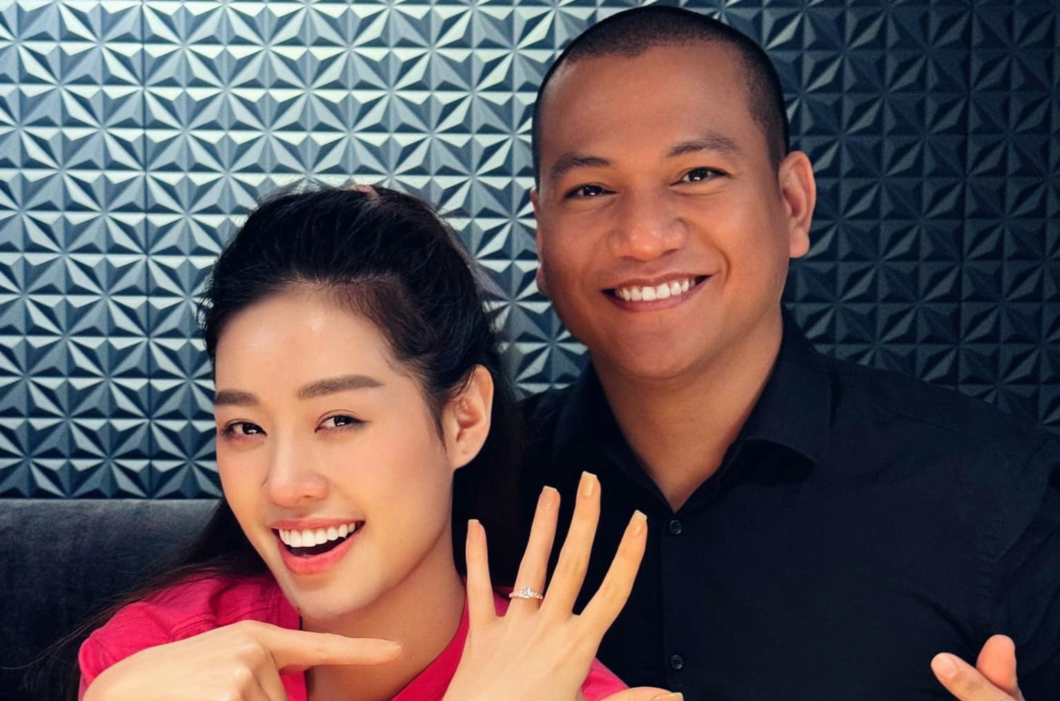 Khanh Van cong khai ban trai hinh anh