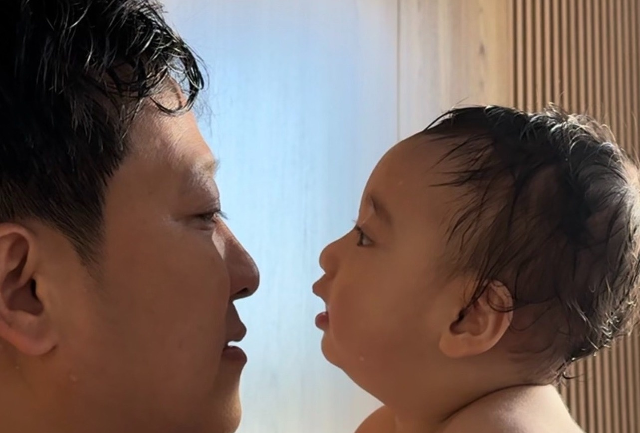 Nha Phuong dang anh con trai hinh anh