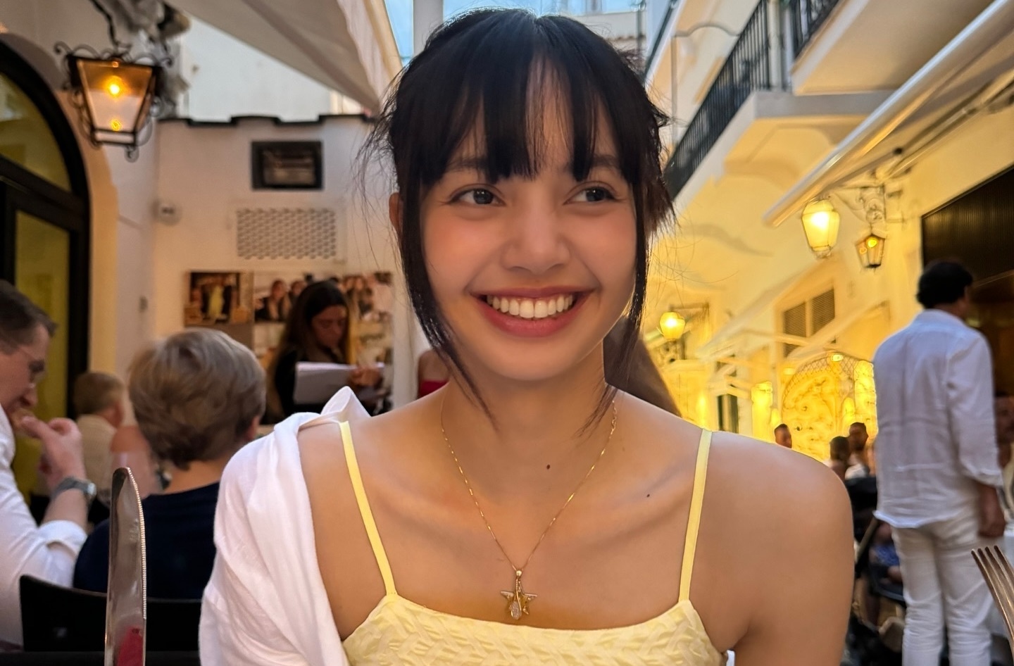 Lisa du lich cung ban trai hinh anh