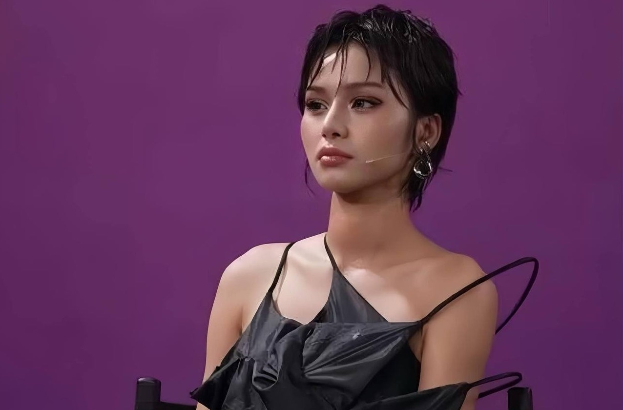 Le Thu Trang dung hang nhai tren show hinh anh