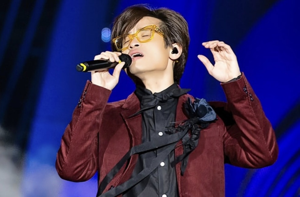 Ha Anh Tuan bi tut huyet ap khi dang bieu dien hinh anh