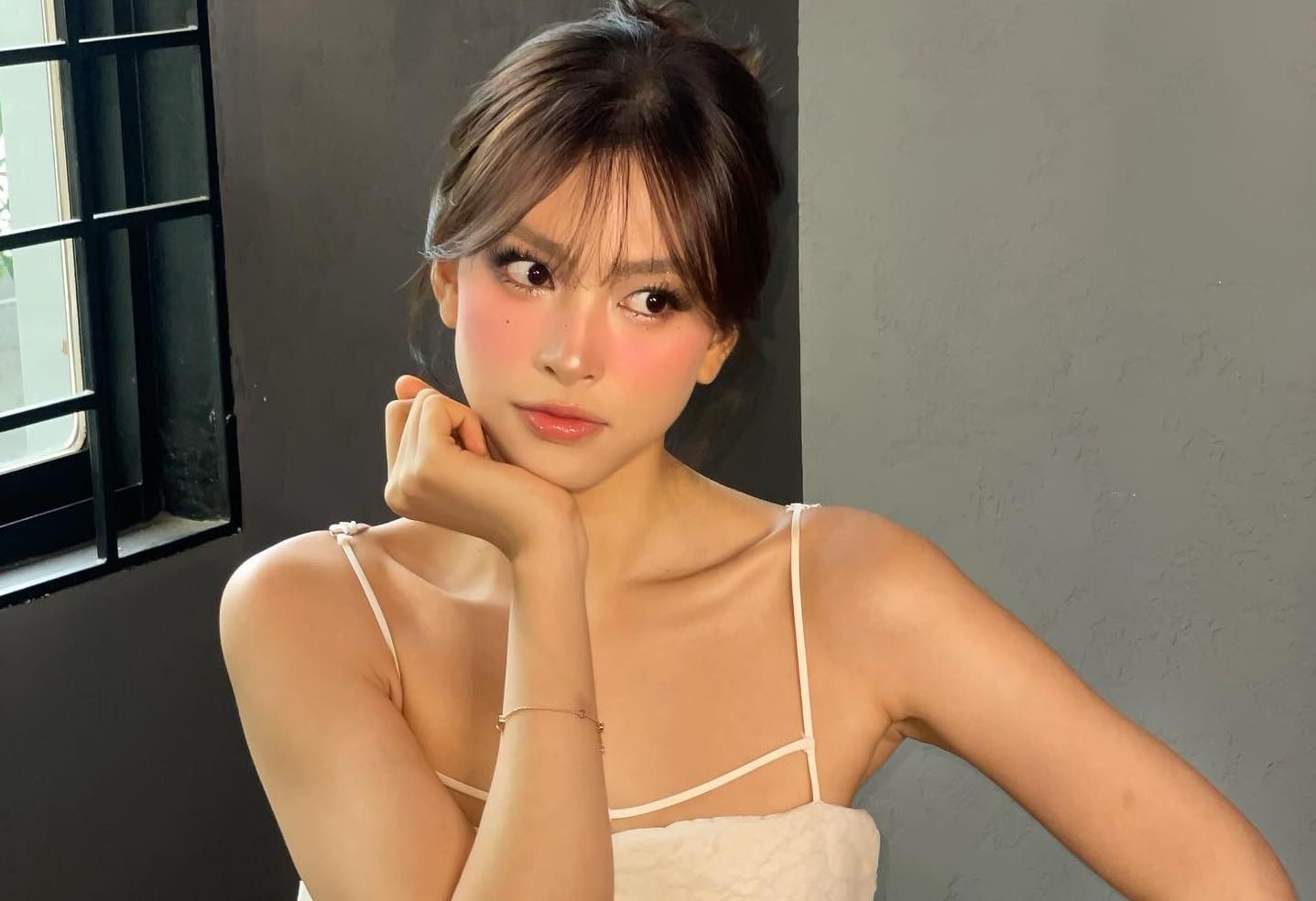 Tieu Vy tuoi 24 hinh anh