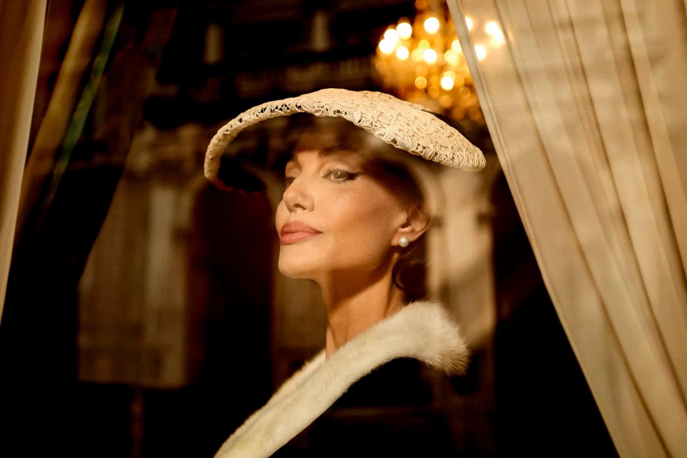 Angelina Jolie tro lai anh 3