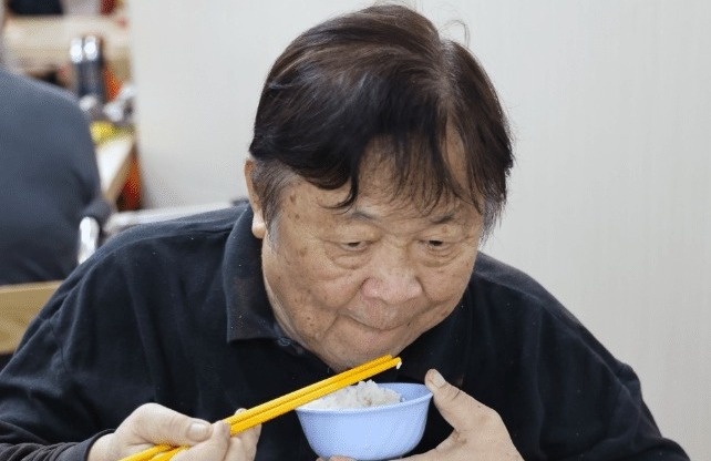 Tan Hoang ngoi xe lan, gia dinh khong ai cham soc hinh anh