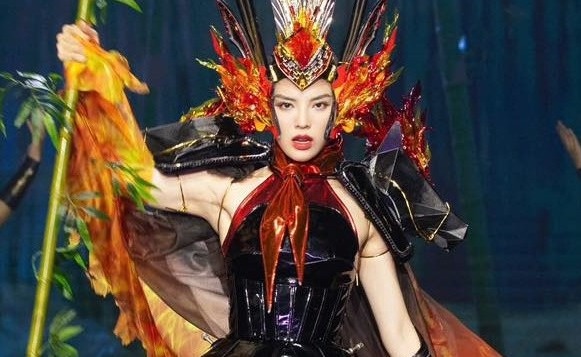 Ky Duyen tiep tuc gay tranh cai hinh anh