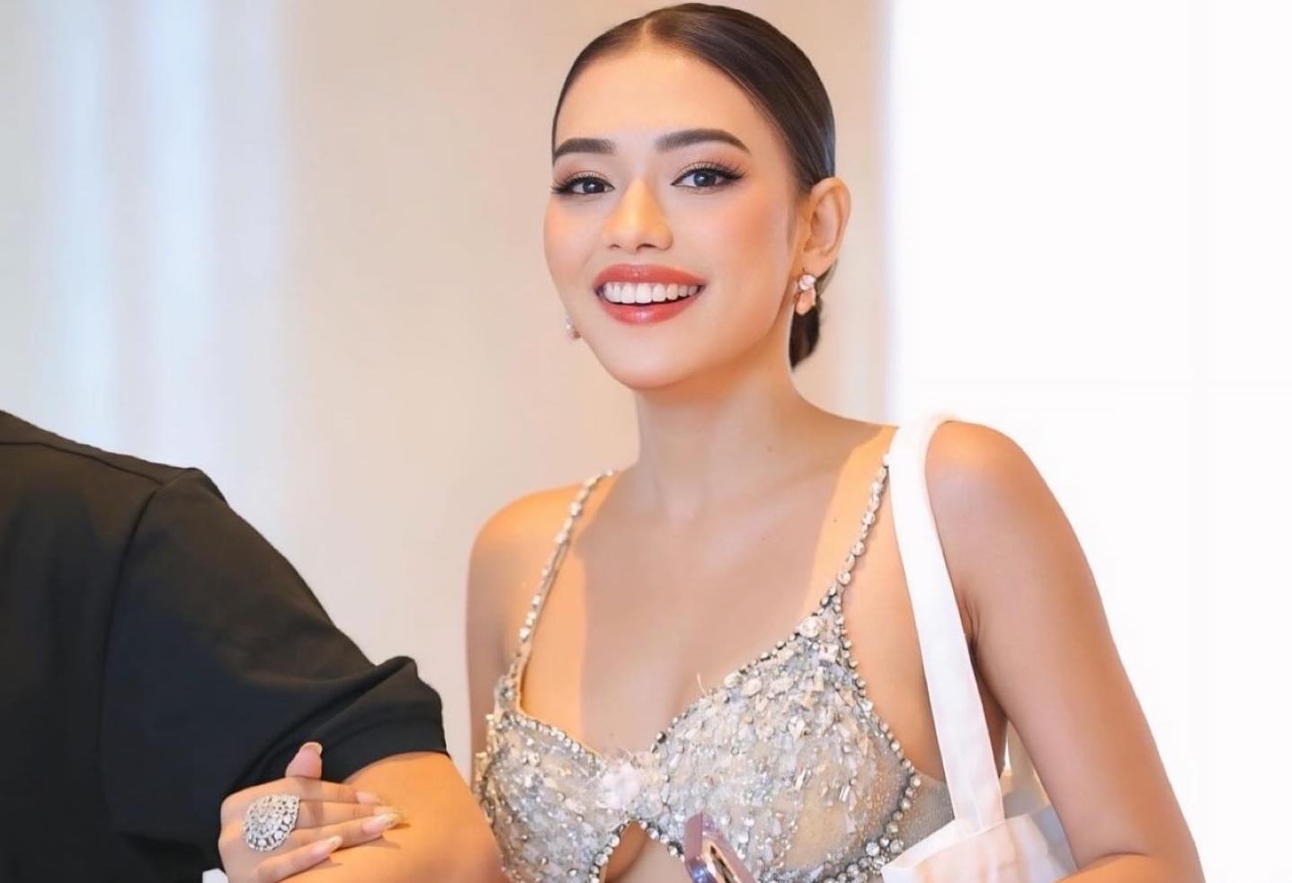 E-kip trang diem Miss Cosmo xin loi nguoi dep An Do hinh anh