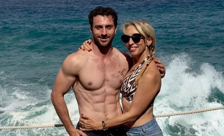 Ky nghi cua Aaron Taylor-Johnson va vo hon 23 tuoi hinh anh