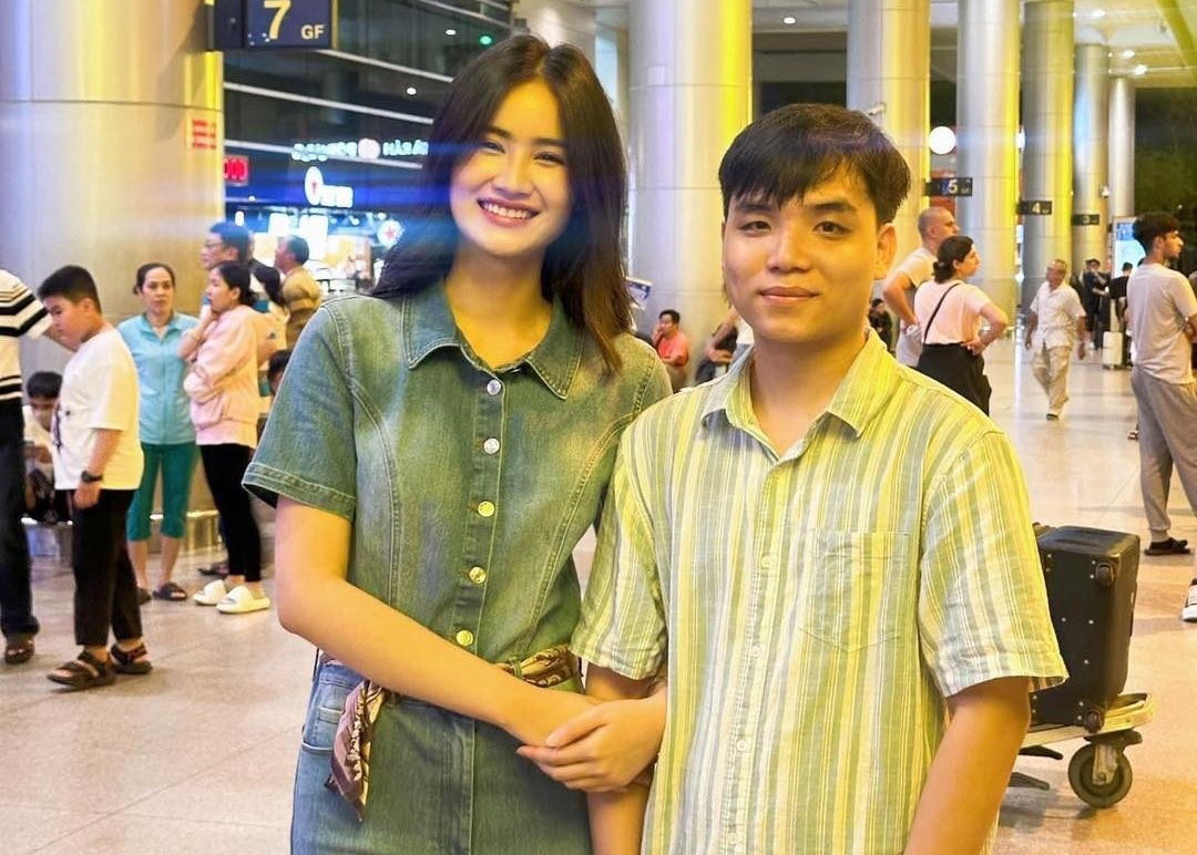 Hoa hau Y Nhi ben ban trai hinh anh