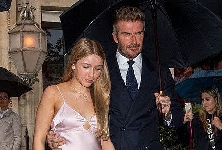 David Beckham va con gai noi bat o Paris hinh anh