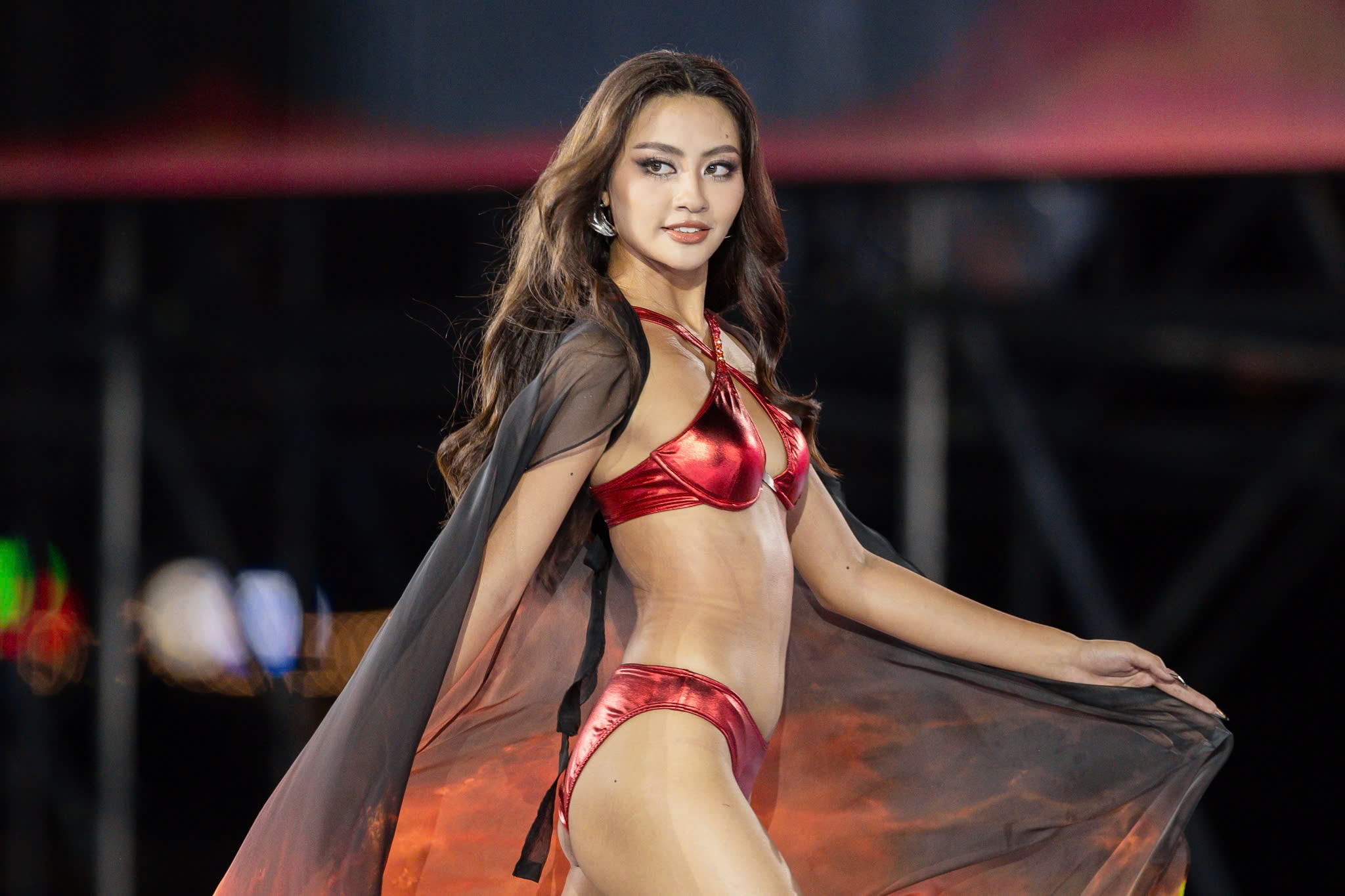 Xuan Hanh dung chan o top 5 Miss Cosmo hinh anh