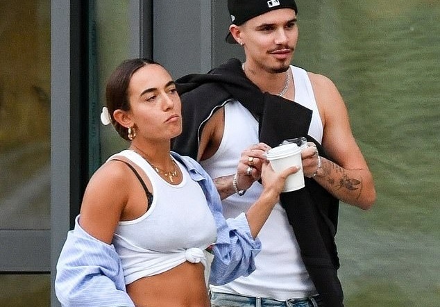 Romeo Beckham cong khai ban gai hinh anh