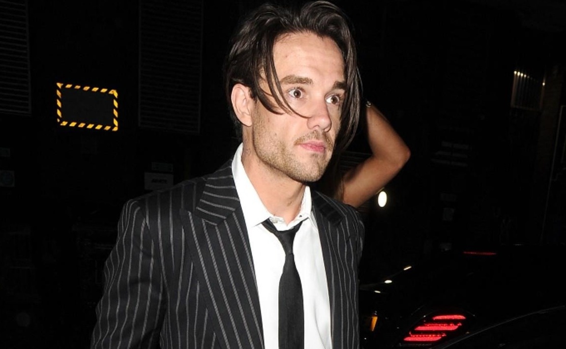 Tivi bi dap vo trong phong khach san cua Liam Payne hinh anh