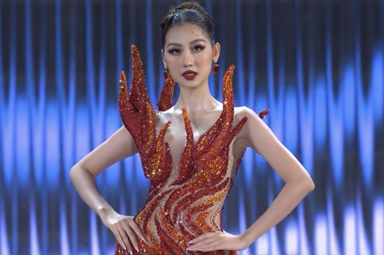 Que Anh coi vay da hoi tren san khau hinh anh