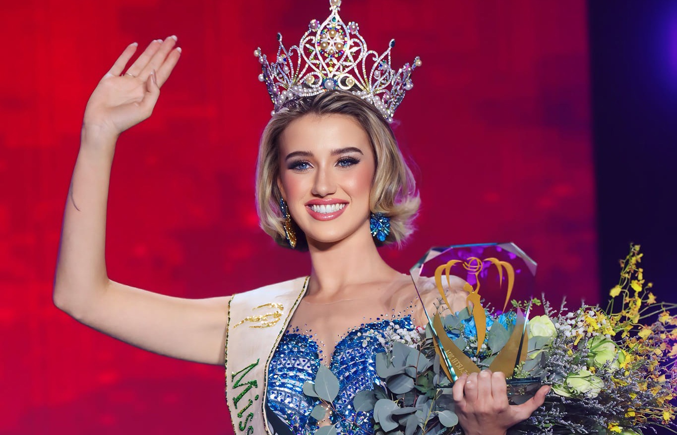 Nguoi dep Australia dang quang Hoa hau Trai Dat hinh anh