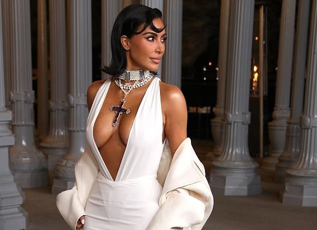 Kim Kardashian bi chi trich hinh anh