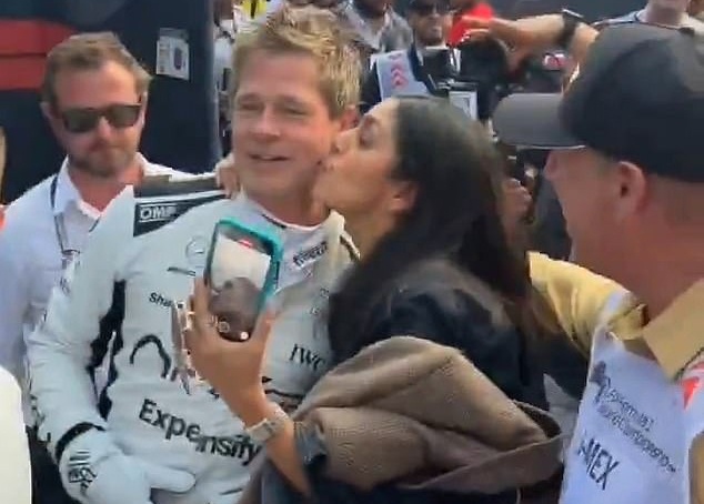 Fan nu bi chi trich vi co hon Brad Pitt hinh anh