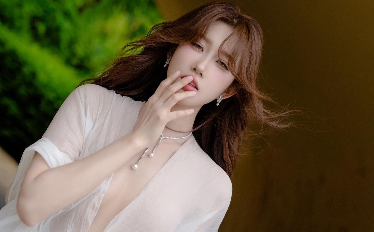 Thuy Ngan mac xuyen thau hinh anh